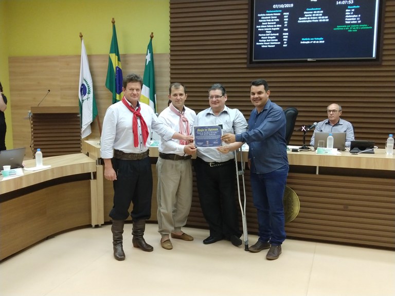 Vereadores Maccari e Rodrigo entregam homenagem ao CTG Tarca Nativista