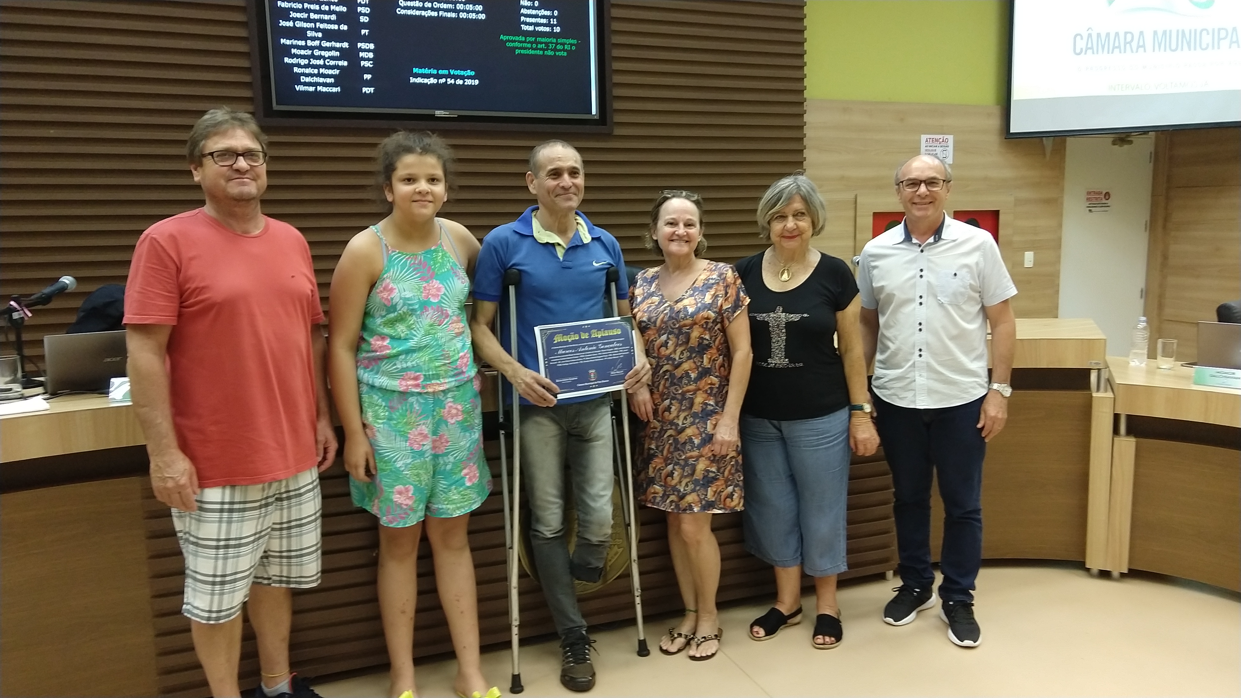 Poolga com a família e o proponente da homenagem Moacir Gregolin