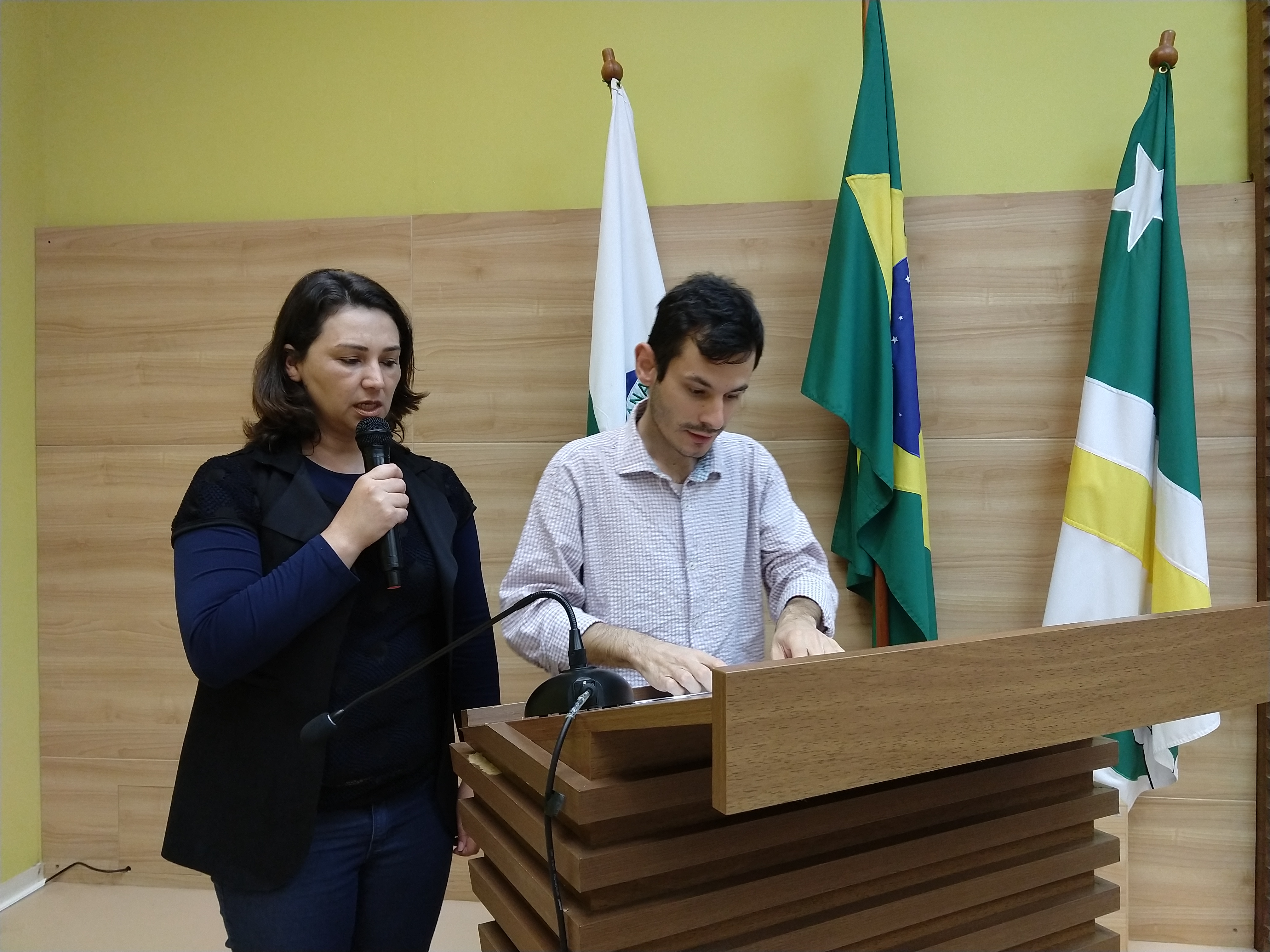 Acadêmico surdo faz discurso em libras na Câmara de Vereadores de Pato Branco